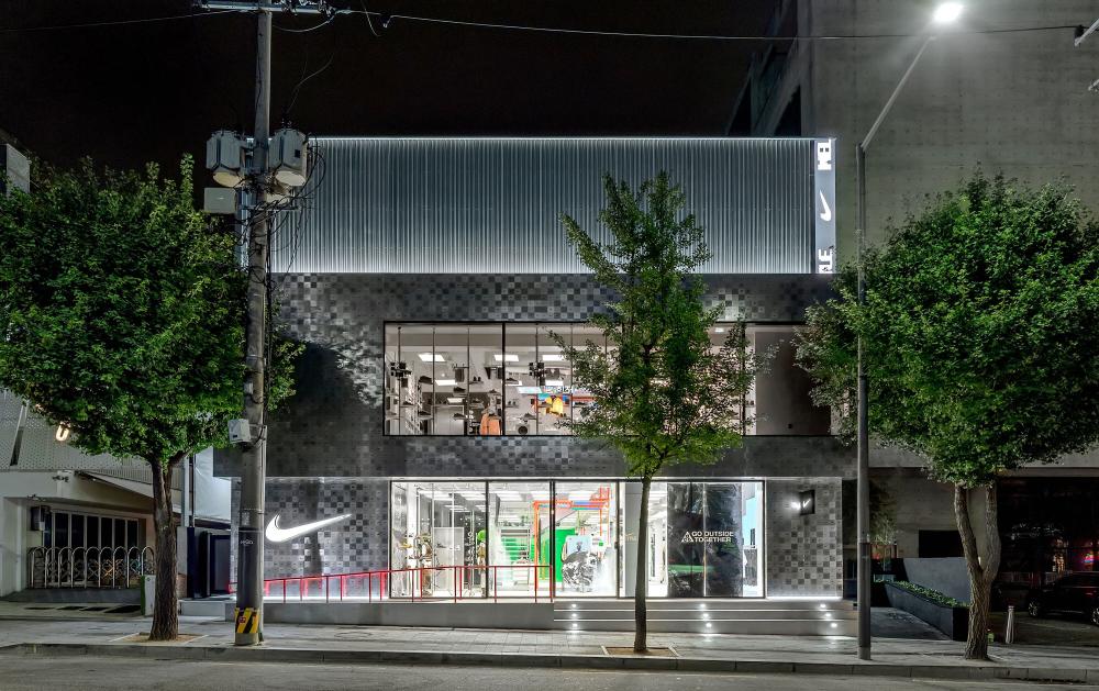 Nike Style’s personalized store façade celebrates the Nike Member community by showcasing a collection of hand-drawn Swooshes created by members in the local neighborhood. Credit: Nike